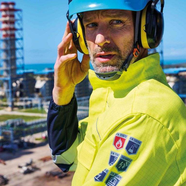 Multinorm-Arbeitsjacke Warnschutz Reflexelementen Tragekomfort Schutz gegen Hitze und Flammen Rosenheim München Traunstein